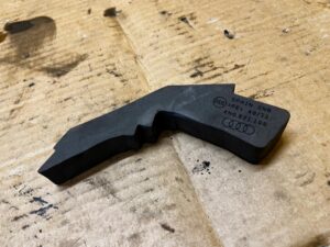 OSŁONA WYGŁUSZENIE GĄBKA BŁOTNIKA PRZÓD PRAWY AUDI A8 D5