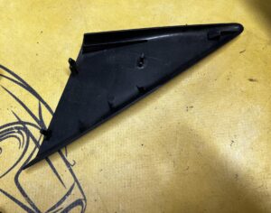 TRÓJKĄT OSŁONA ZAŚLEPKA LUSTERKA PRZÓD PRAWY PORSCHE CARRERA 911 996 LHD