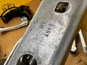 KOMPLET ZAWIASY MASKI POKRYWY SILNIKA NABÓJ NABOJE AUDI Q7 II 4M