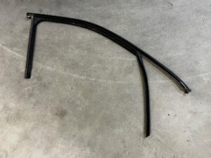 USZCZELKA LISTWA GÓRNA SZYBY DRZWI PRZÓD PRAWY PRAWA PORSCHE CAYENNE II 7P5