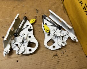 KOMPLET ZAWIASY MASKI POKRYWY SILNIKA NABÓJ NABOJE AUDI Q7 II 4M