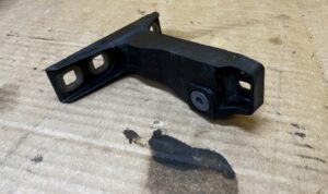 ŚLIZG MOCOWANIE WSPORNIK ZDERZAKA PRZÓD PRAWY AUDI Q7 II 4M