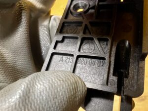 RĄCZKA CIĘGNO OTWIERANIA MASKI POKRYWY SILNIKA MERCEDES E W213