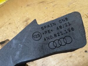 OSŁONA WYGŁUSZENIE GĄBKA BŁOTNIKA PRZÓD PRAWY AUDI A8 D5