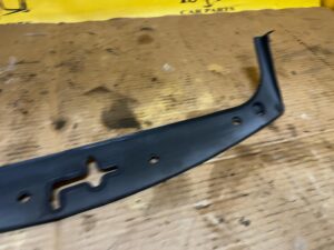 PLASTIK OSŁONA ZAMKA PASA PRZEDNIEGO PORSCHE CARRERA 911 996