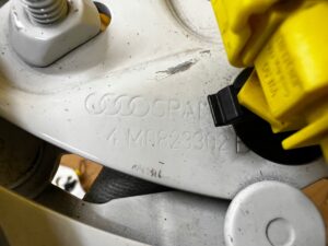 KOMPLET ZAWIASY MASKI POKRYWY SILNIKA NABÓJ NABOJE AUDI Q7 II 4M