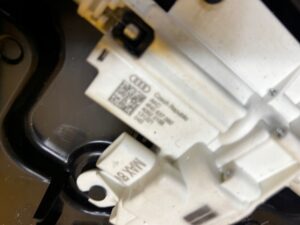 ZAMEK DOCIĄG DOCIĄGANIE DOMYKANIE DRZWI PRZÓD PRAWY AUDI A8 D5 EU