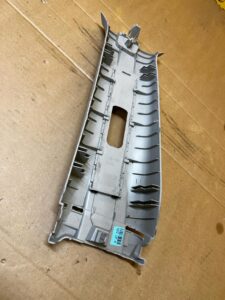 POSZYCIE OSŁONA OBUDOWA SŁUPKA ŚRODKOWEGO B PRAWA RENAULT KOLEOS II