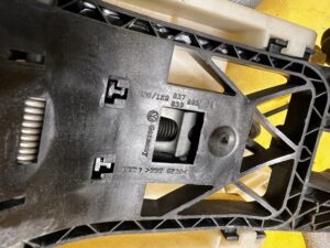 ZAMEK PODSTAWA KLAMKI DRZWI PRZÓD PRAWY PORSCHE CAYENNE II 7P5