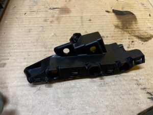 ŚLIZG MOCOWANIE WSPORNIK ZDERZAKA PRZÓD LEWY AUDI Q7 II 4M