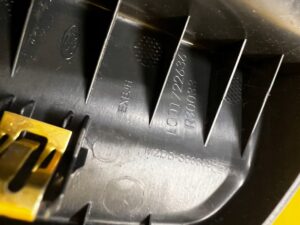 OSŁONA ZAŚLEPKA SZYNY PROWADNICY FOTELA TYŁ 2 RZĘDU FORD BRONCO 21-