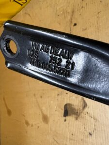 2 X PODPORA ŁĄCZNIK PASA PRZÓD PRZEDNIEGO AUDI A8 D5 LY9T