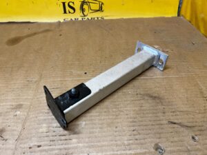 PODŁUŻNICA MOCOWANIE WSPORNIK PASA PRZÓD PRZEDNI LEWY AUDI A8 D5