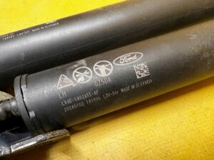 KOMPLET SIŁOWNIKI ELEKTRYCZNE KLAPY TYŁ BAGAŻNIKA FORD KUGA MK3