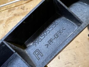 ŚLIZG MOCOWANIE WSPORNIK ZDERZAKA PRZÓD PRAWY PORSCHE CARRERA 911 996