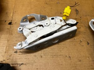 KOMPLET ZAWIASY MASKI POKRYWY SILNIKA NABÓJ NABOJE AUDI Q7 II 4M