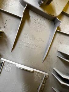 POSZYCIE OSŁONA OBUDOWA SŁUPKA ŚRODKOWEGO B PRAWA RENAULT KOLEOS II