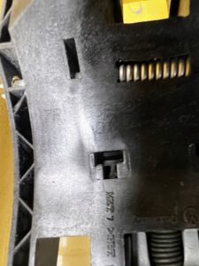 ZAMEK PODSTAWA KLAMKI DRZWI PRZÓD PRAWY PORSCHE CAYENNE II 7P5