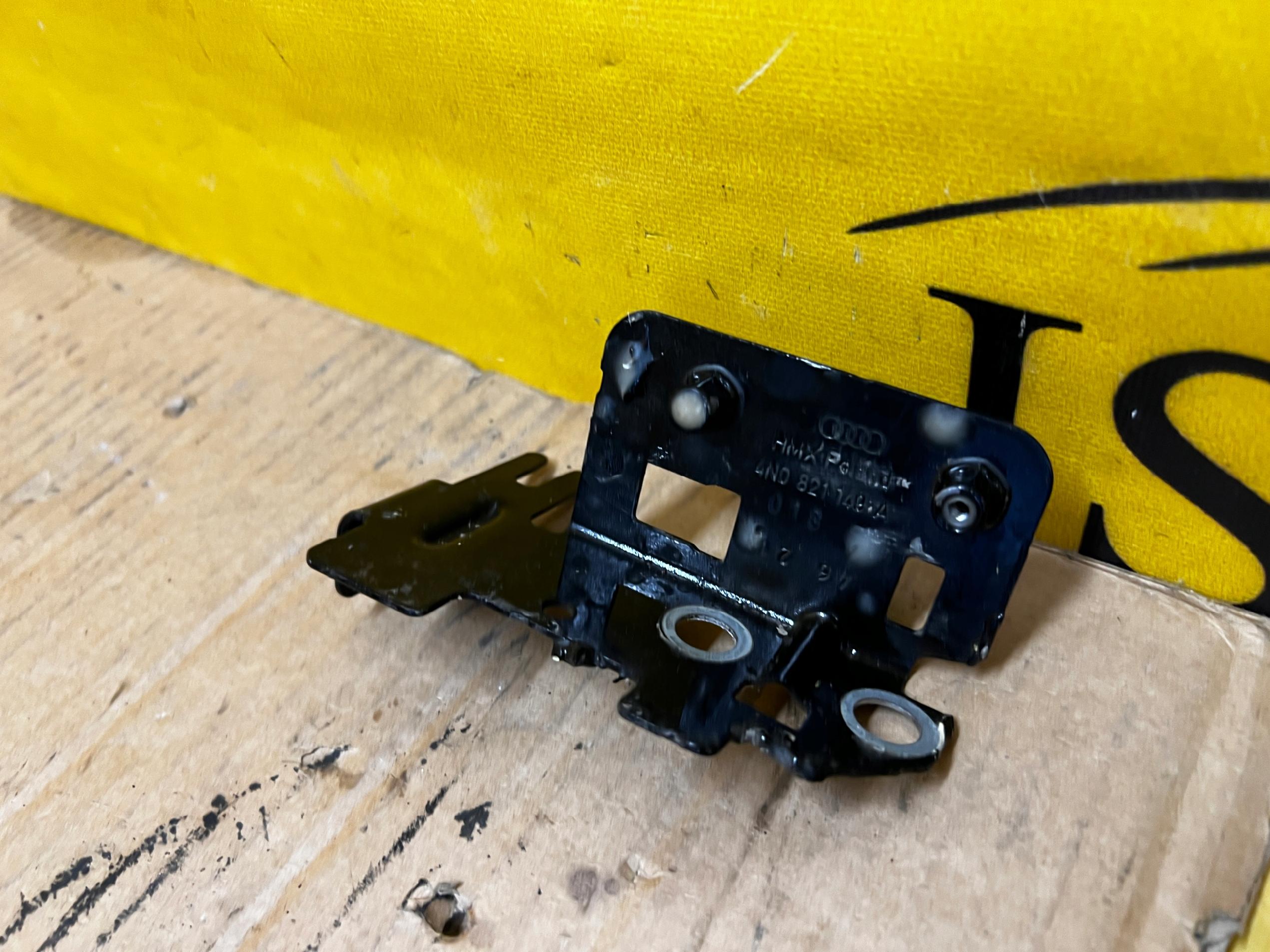 WSPORNIK MOCOWANIE BŁOTNIKA PRZÓD LEWY AUDI A8 D5 LY9T