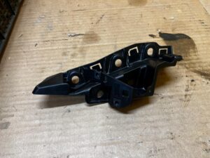 ŚLIZG MOCOWANIE WSPORNIK ZDERZAKA PRZÓD LEWY AUDI Q7 II 4M