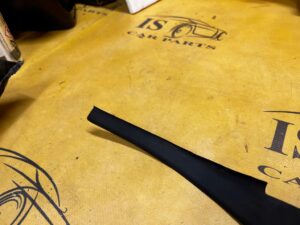 ZAKOŃCZENIE OSŁONA LISTWA PODSZYBIA PRAWA FORD ESCAPE MK4 KUGA MK3