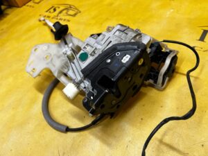 ZAMEK PODSTAWA KLAMKI DRZWI PRZÓD PRAWY PORSCHE CAYENNE II 7P5