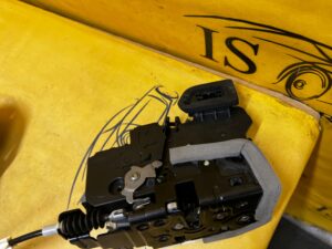 ZAMEK DOCIĄG DOCIĄGANIE DOMYKANIE DRZWI TYŁ PRAWY AUDI A8 D5