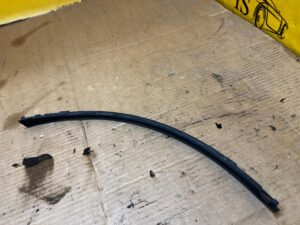 NAKŁADKA LISTWA KRAWĘDZI NADKOLA PRZÓD LEWY LEWA AUDI Q7 II 4M