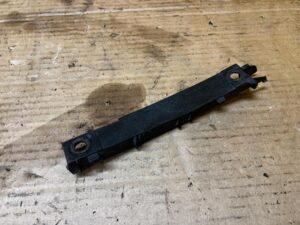 ŚLIZG MOCOWANIE WSPORNIK ZDERZAKA PRZÓD PRAWY PORSCHE CARRERA 911 996