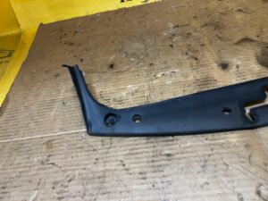 PLASTIK OSŁONA ZAMKA PASA PRZEDNIEGO PORSCHE CARRERA 911 996