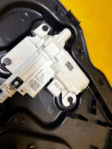 ZAMEK DOCIĄG DOCIĄGANIE DOMYKANIE DRZWI PRZÓD PRAWY AUDI A8 D5 EU