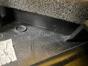 LISTWA TRÓJKĄT BŁOTNIKA PRZÓD LEWY LEWA DACIA SANDERO III