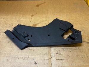 OSŁONA NAKŁADKA GÓRNA PASA PRZÓD PRZEDNIEGO PRAWA AUDI Q7 II 4M