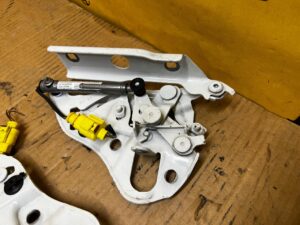 KOMPLET ZAWIASY MASKI POKRYWY SILNIKA NABÓJ NABOJE AUDI Q7 II 4M