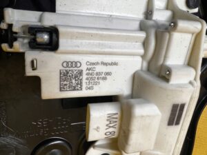 ZAMEK DOCIĄG DOCIĄGANIE DOMYKANIE DRZWI TYŁ PRAWY AUDI A8 D5