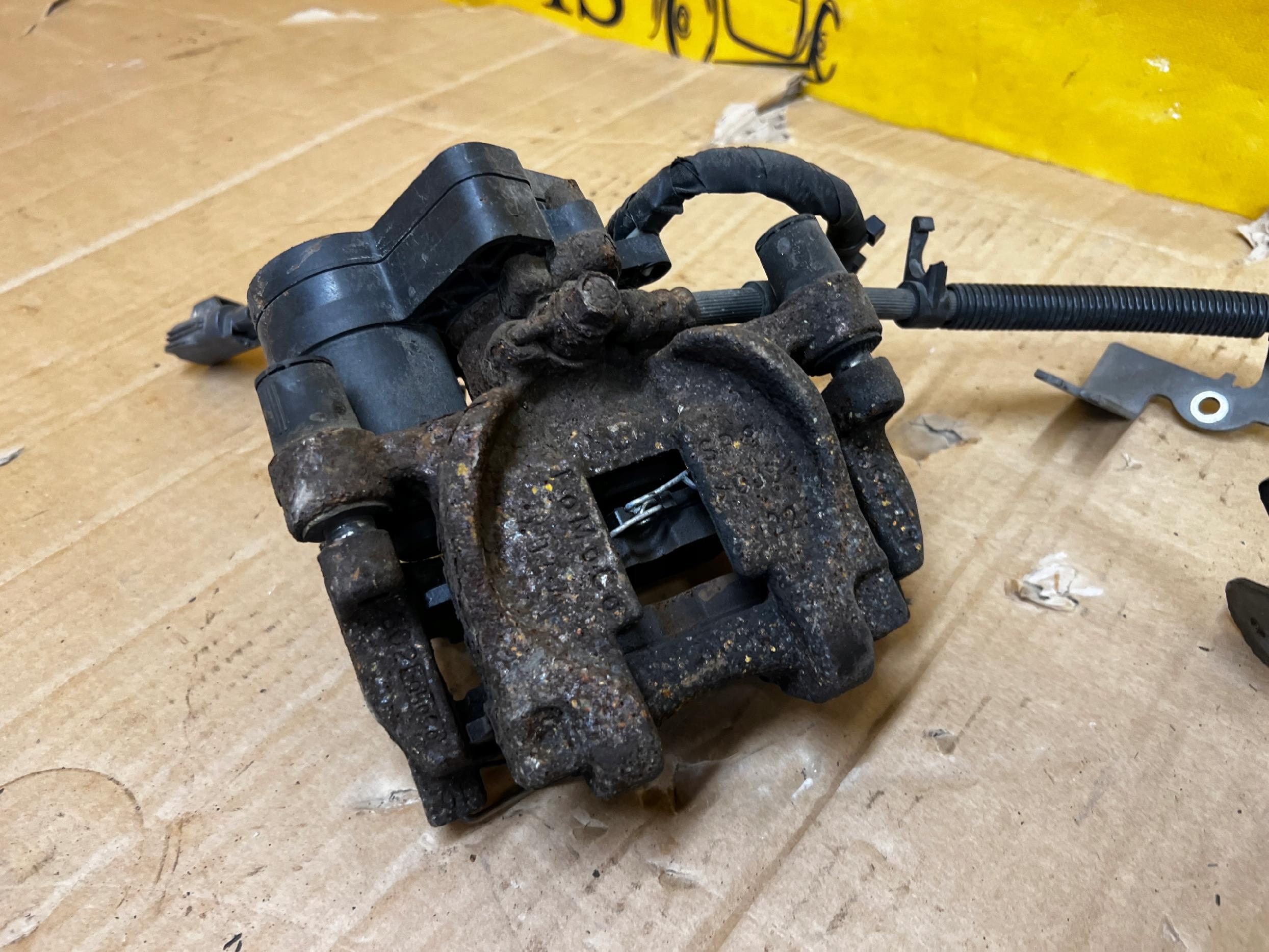 ZACISK HAMULCOWY ELEKTRYCZNY TYŁ PRAWY FORD FUSION LIFT USA 2.0 ECOBOOST