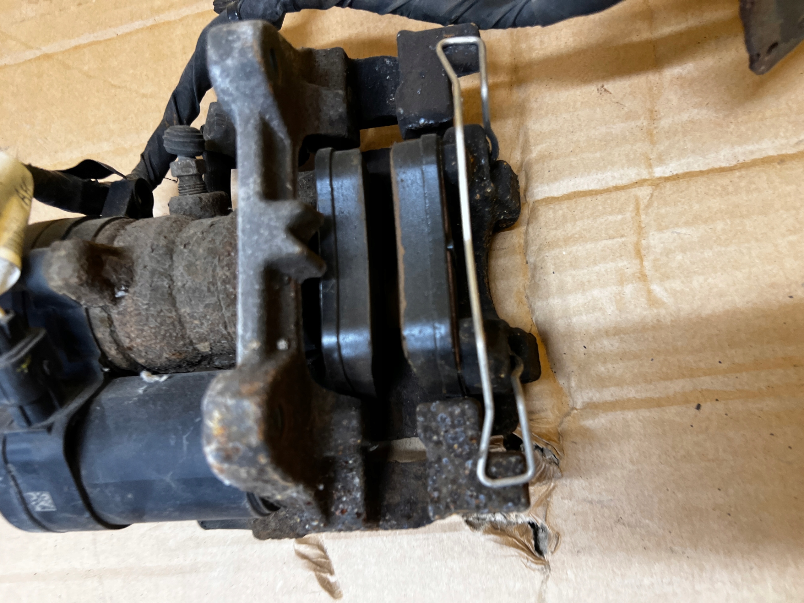 ZACISK HAMULCOWY ELEKTRYCZNY TYŁ LEWY FORD FUSION LIFT USA 2.0 ECOBOOST