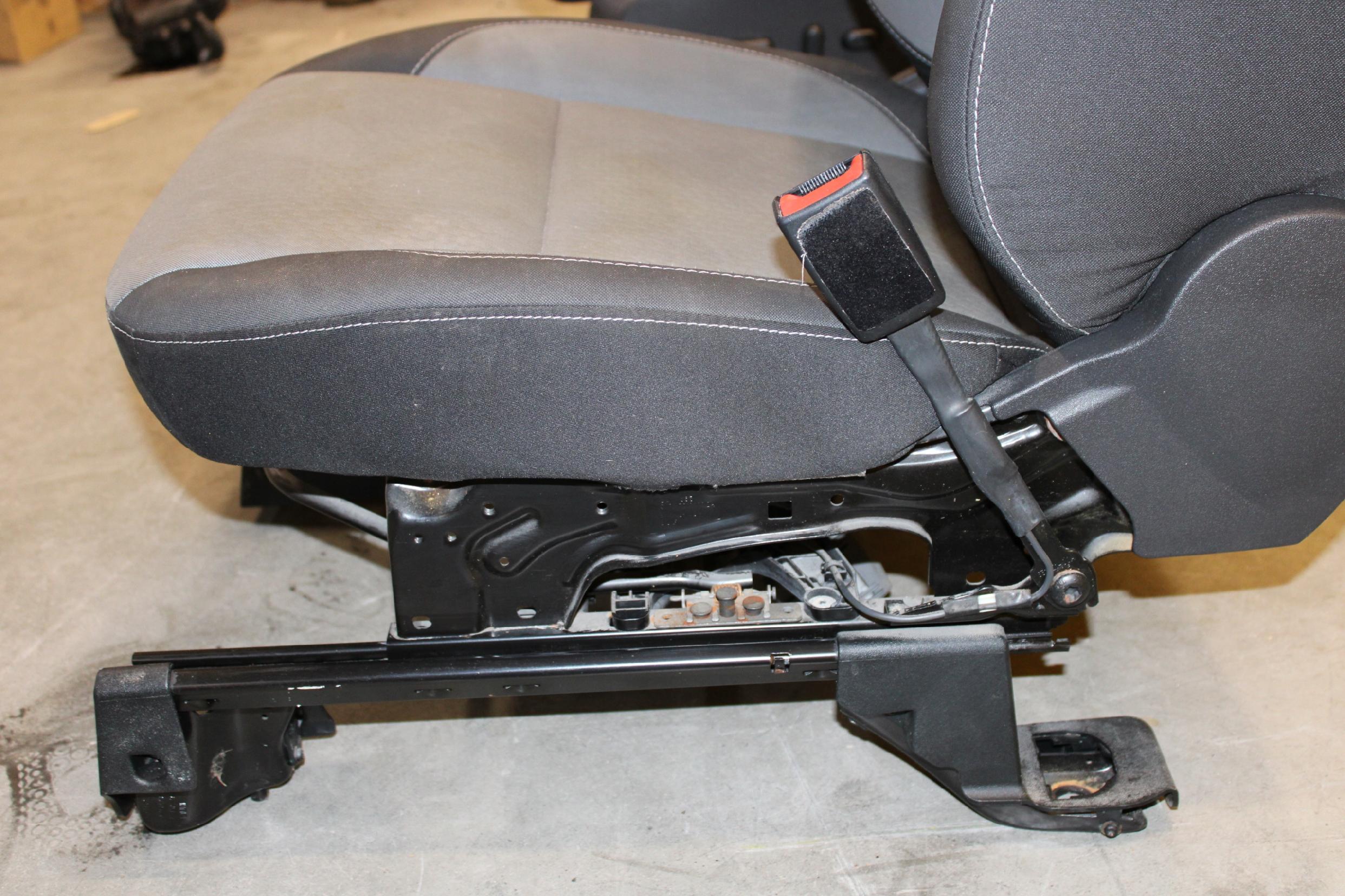 KOMPLET FOTELE PRZÓD TYŁ MATERIAŁOWE GRZANE FORD ESCAPE MK3 III LIFT