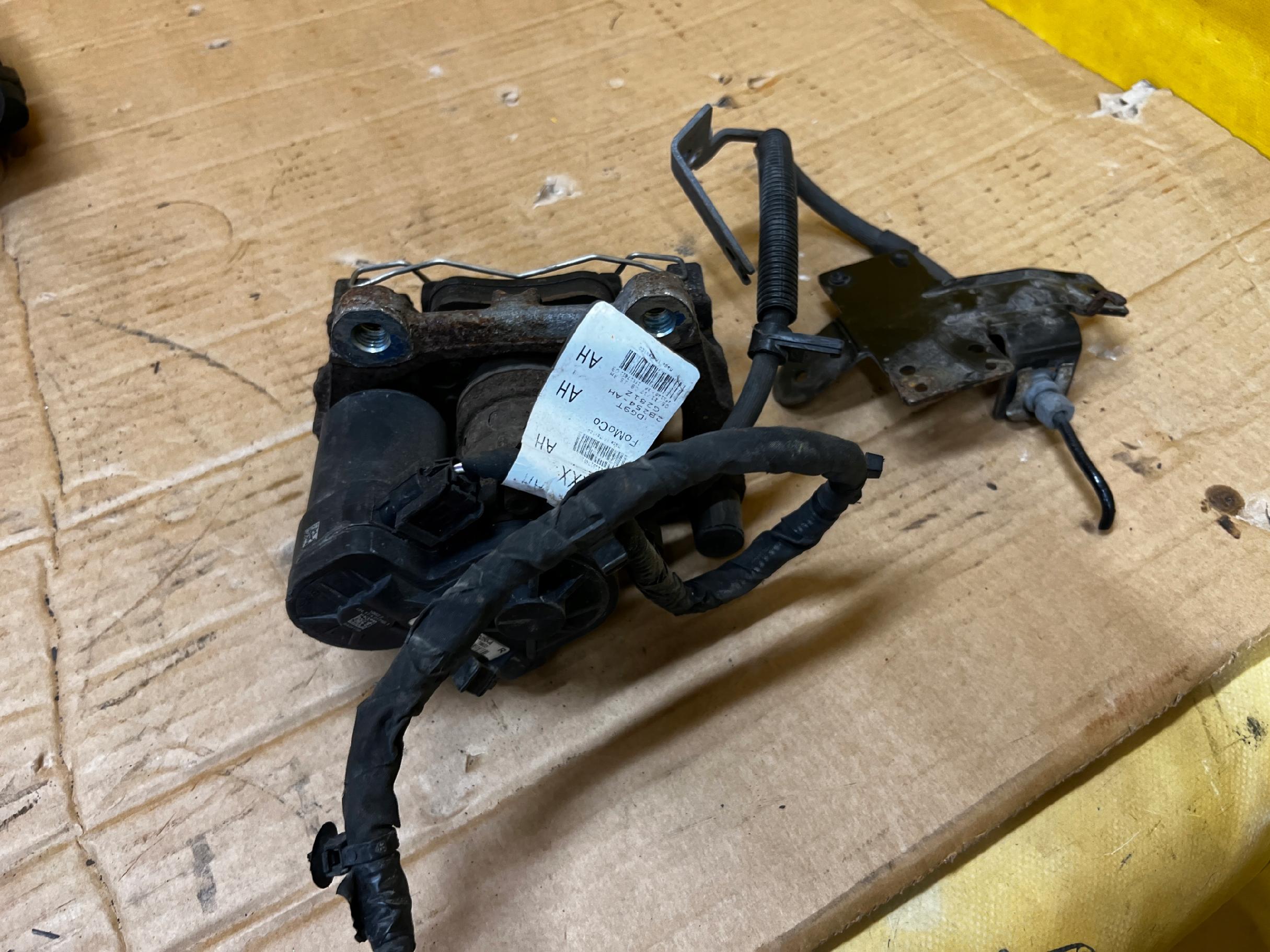 ZACISK HAMULCOWY ELEKTRYCZNY TYŁ PRAWY FORD FUSION LIFT USA 2.0 ECOBOOST