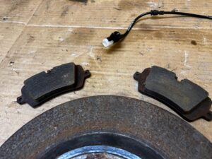 KOMPLET TARCZE KLOCKI HAMULCOWE TYŁ LAND ROVER DISCOVERY V L462