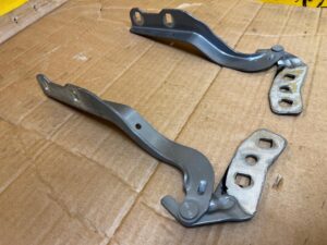 KOMPLET ZAWIASY MASKI POKRYWY SILNIKA FORD KUGA MK3 MAGNETIC GREY METALLIC