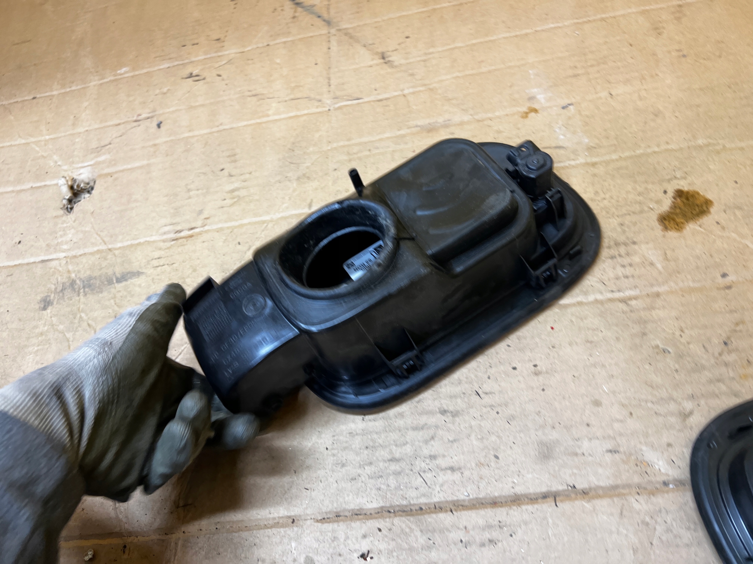 KLAPKA WLEWU PALIWA FORD KUGA MK3 LIFT BENZYNA AGATE BLACK