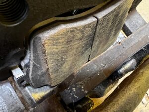 ZACISK HAMULCOWY PRZÓD PRAWY LAND ROVER DISCOVERY V L462