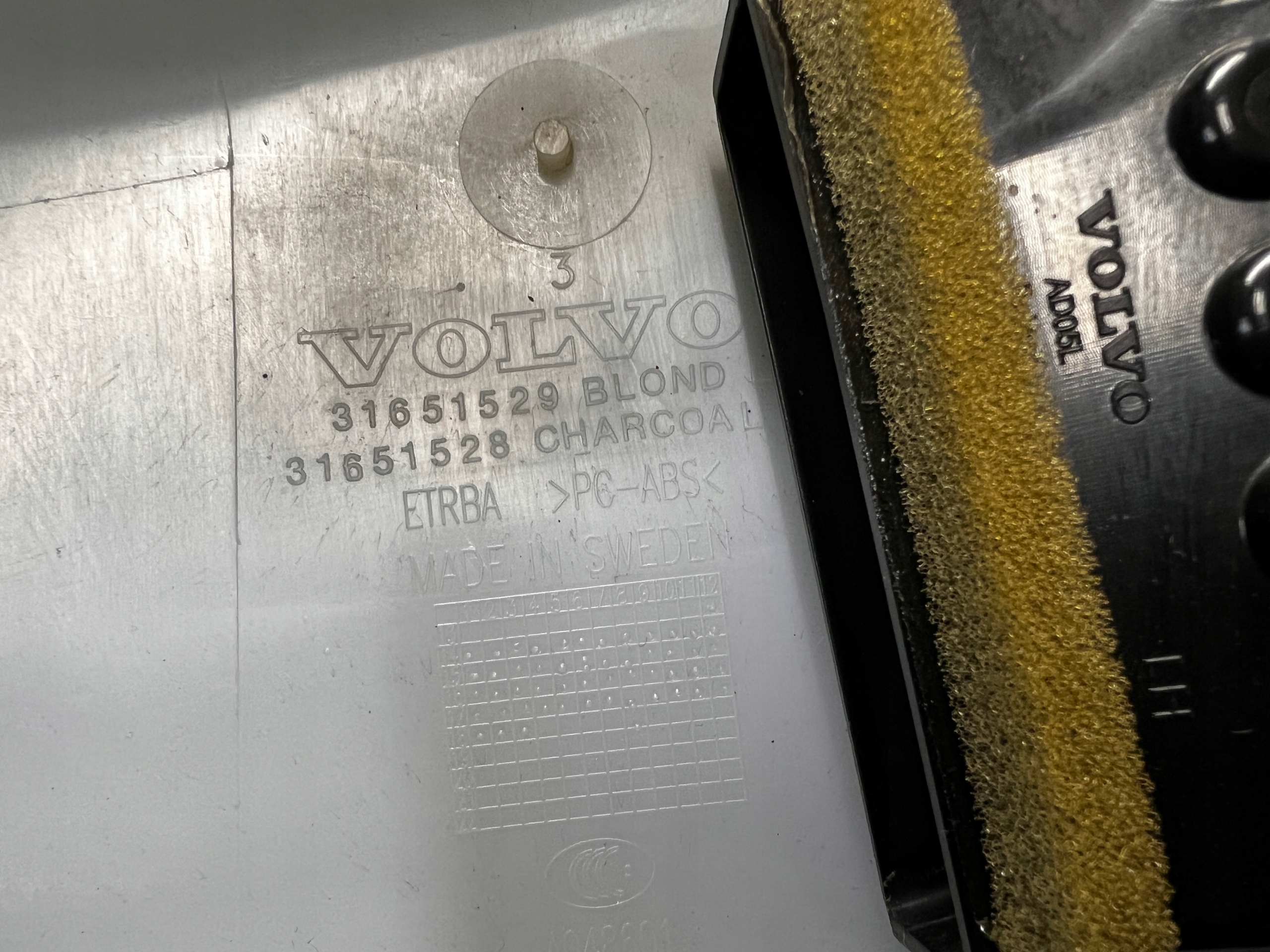 POSZYCIE OSŁONA OBUDOWA SŁUPKA ŚRODKOWEGO B LEWA VOLVO XC90 II