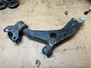WAHACZ PRZÓD PRZEDNI PRAWY DOLNY FORD ESCAPE MK3 III LIFT