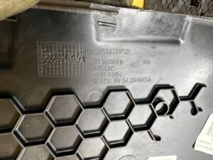 OBUDOWA OSŁONA ZAŚLEPKA TUNELU ŚRODKOWEGO PRAWA VOLVO XC90 II