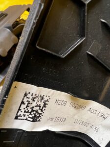 PLASTIK OSŁONA LISTWA PROGU SŁUPKA A PRZÓD LEWY GŁOŚNIK FORD BRONCO 21-