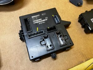 ZESTAW STARTOWY ECU BSI BCM ZEGARY STACYJKA DACIA SANDERO III 1.0 SCE 2022R
