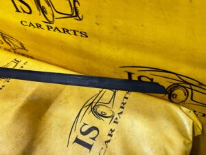 LISTWA USZCZELKA SZYBY CZOŁOWEJ PRZÓD PRAWY FORD EXPLORER MK6