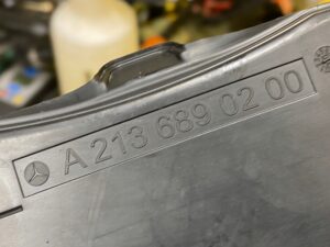 PODKŁADKA WKŁADKA ANTYPOŚLIZGOWA SCHOWKA MERCEDES CLS W257